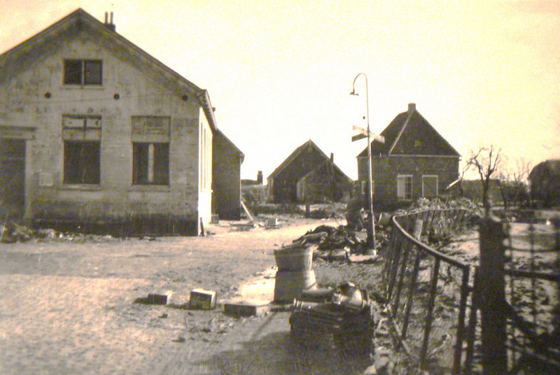 Oorlogsjaren-019.JPG - Gemeentehuis na droogmaking  1944