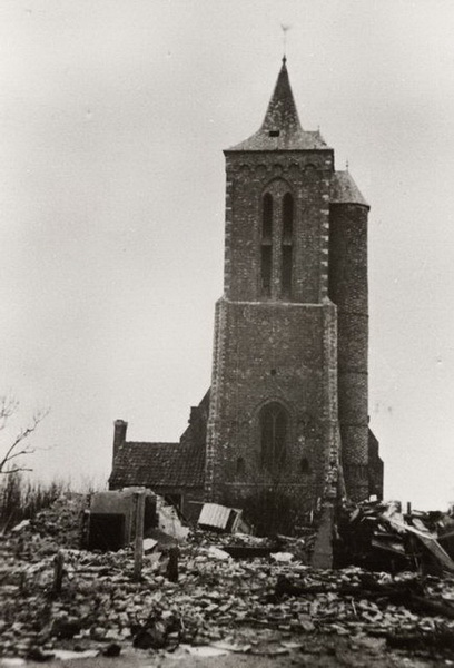 Oorlogsjaren-023.jpg - Kerk met op voorgrond ingestorte boerderij van Tange.