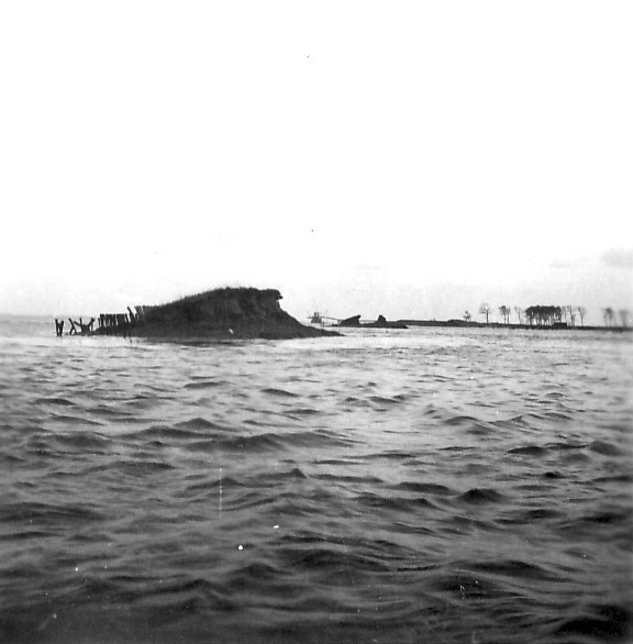 Oorlogsjaren-075.jpg - Gaten in zeedyk met op achtergrond de boomdyk