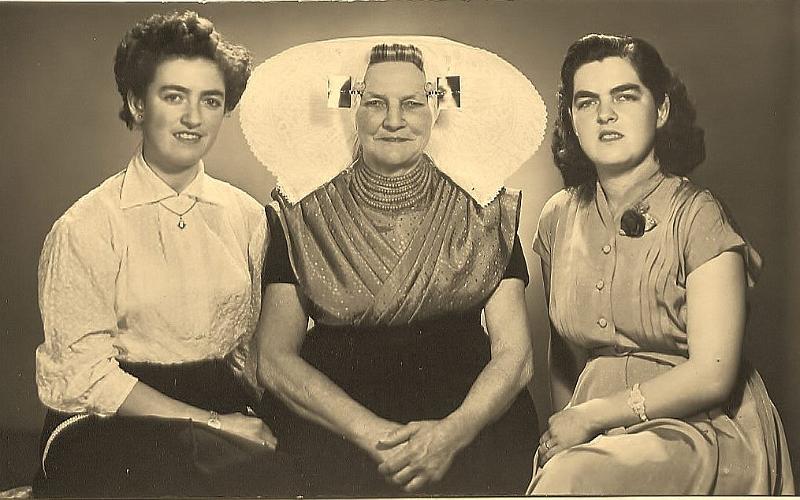 Personalia-Ritthem-1871.jpg - Kee Poelman met dochters Saartje en Truus