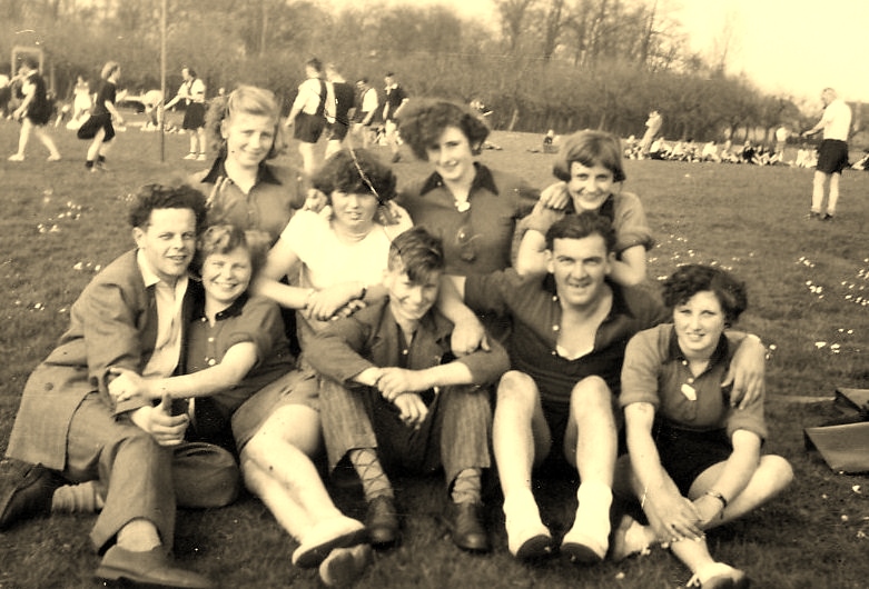 Korfbalvereniging_Atlas-003.jpg - korfbal toernooi rozendaal 1951  daan de witte jo tissink er achter mien